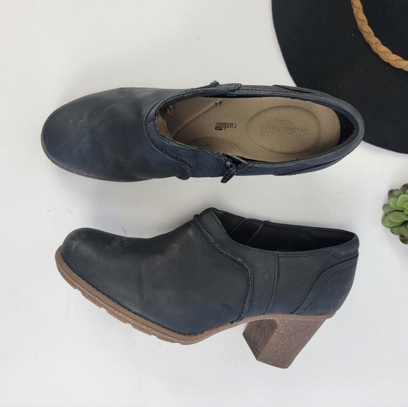 CLARKS Collection Sashlin Aleta Booties - Picture 3 of 15